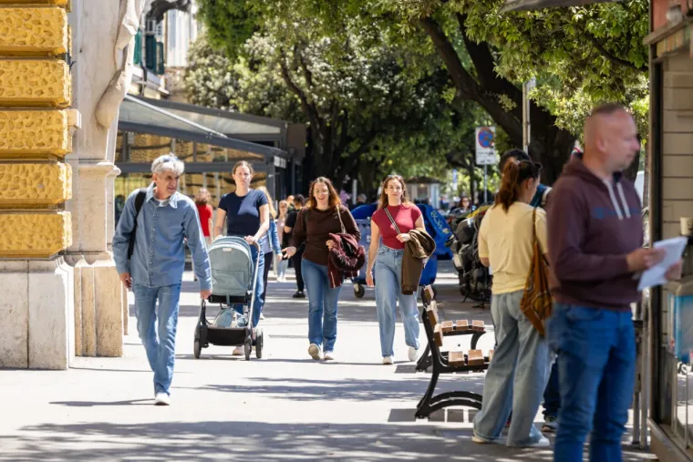 Sezona kratkih hlačica otvorena! Zgodne Riječanke u vrućim kombinacijama preuzele Korzo
