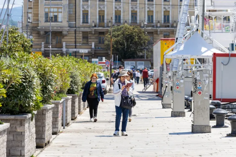 Sezona kratkih hlačica otvorena! Zgodne Riječanke u vrućim kombinacijama preuzele Korzo