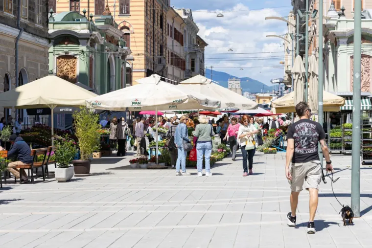 Sezona kratkih hlačica otvorena! Zgodne Riječanke u vrućim kombinacijama preuzele Korzo