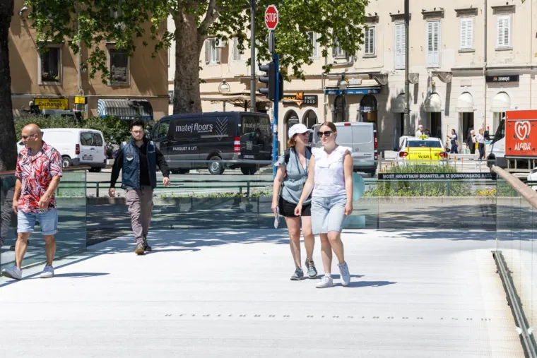 Sezona kratkih hlačica otvorena! Zgodne Riječanke u vrućim kombinacijama preuzele Korzo