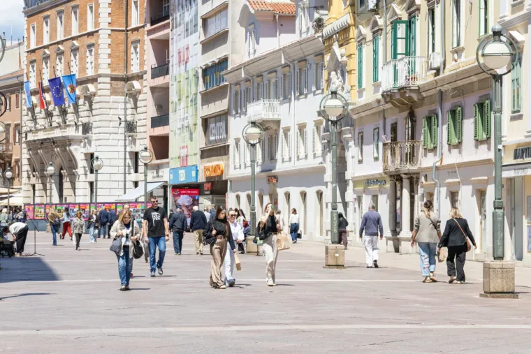 Sezona kratkih hlačica otvorena! Zgodne Riječanke u vrućim kombinacijama preuzele Korzo