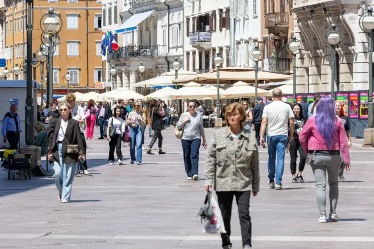 Sezona kratkih hlačica otvorena! Zgodne Riječanke u vrućim kombinacijama preuzele Korzo