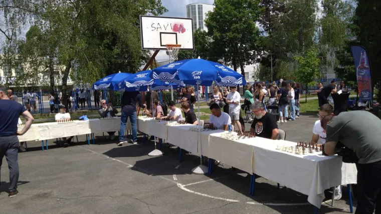 Glumci i sporta&scaron;i podržali dobrotvornu akciju &Scaron;portske gimnazije i oku&scaron;ali se u &scaron;ahu