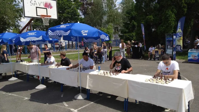 Glumci i sporta&scaron;i podržali dobrotvornu akciju &Scaron;portske gimnazije i oku&scaron;ali se u &scaron;ahu