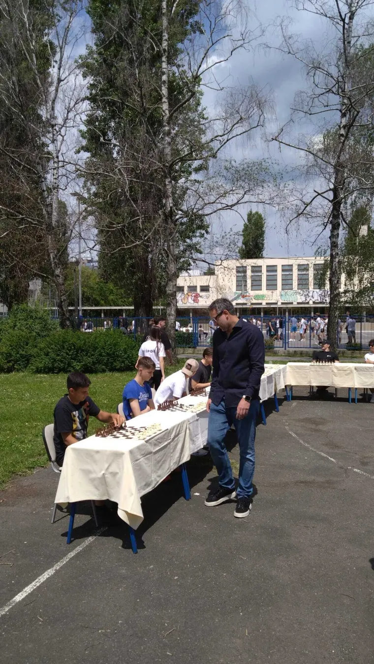 Glumci i sporta&scaron;i podržali dobrotvornu akciju &Scaron;portske gimnazije i oku&scaron;ali se u &scaron;ahu