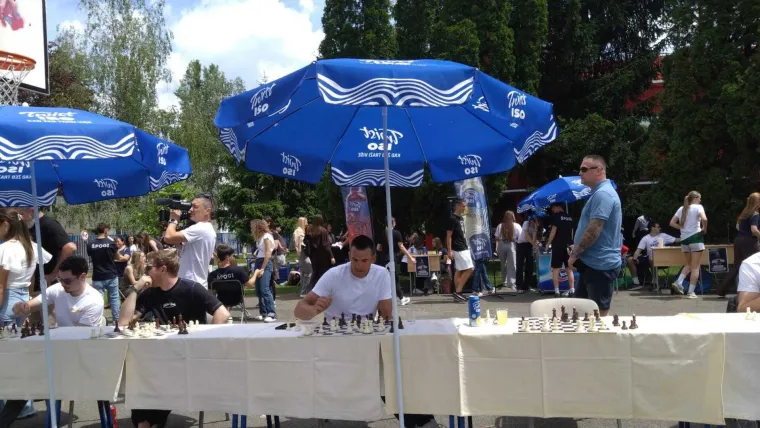 Glumci i sporta&scaron;i podržali dobrotvornu akciju &Scaron;portske gimnazije i oku&scaron;ali se u &scaron;ahu