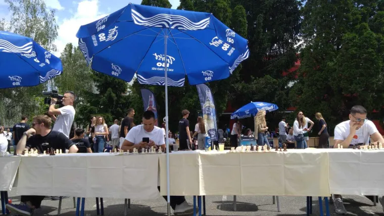 Glumci i sporta&scaron;i podržali dobrotvornu akciju &Scaron;portske gimnazije i oku&scaron;ali se u &scaron;ahu