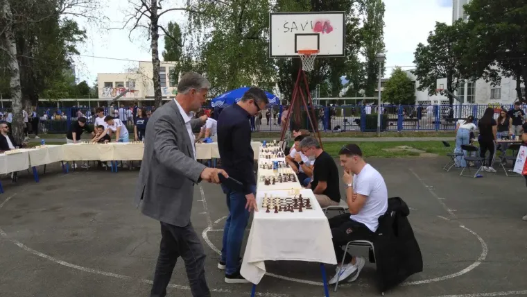 Glumci i sporta&scaron;i podržali dobrotvornu akciju &Scaron;portske gimnazije i oku&scaron;ali se u &scaron;ahu
