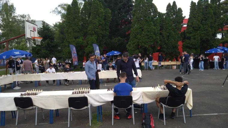 Glumci i sporta&scaron;i podržali dobrotvornu akciju &Scaron;portske gimnazije i oku&scaron;ali se u &scaron;ahu