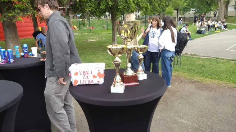 Glumci i sporta&scaron;i podržali dobrotvornu akciju &Scaron;portske gimnazije i oku&scaron;ali se u &scaron;ahu