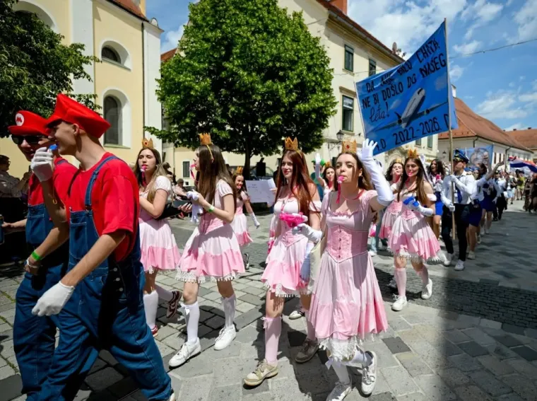 Maturanti razigrali ulice Varaždina: Pogledajte u &scaron;to su se preru&scaron;ili i tko je uzeo nagradu