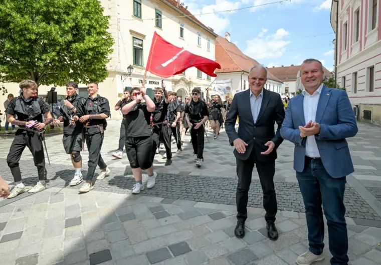 Maturanti razigrali ulice Varaždina: Pogledajte u &scaron;to su se preru&scaron;ili i tko je uzeo nagradu