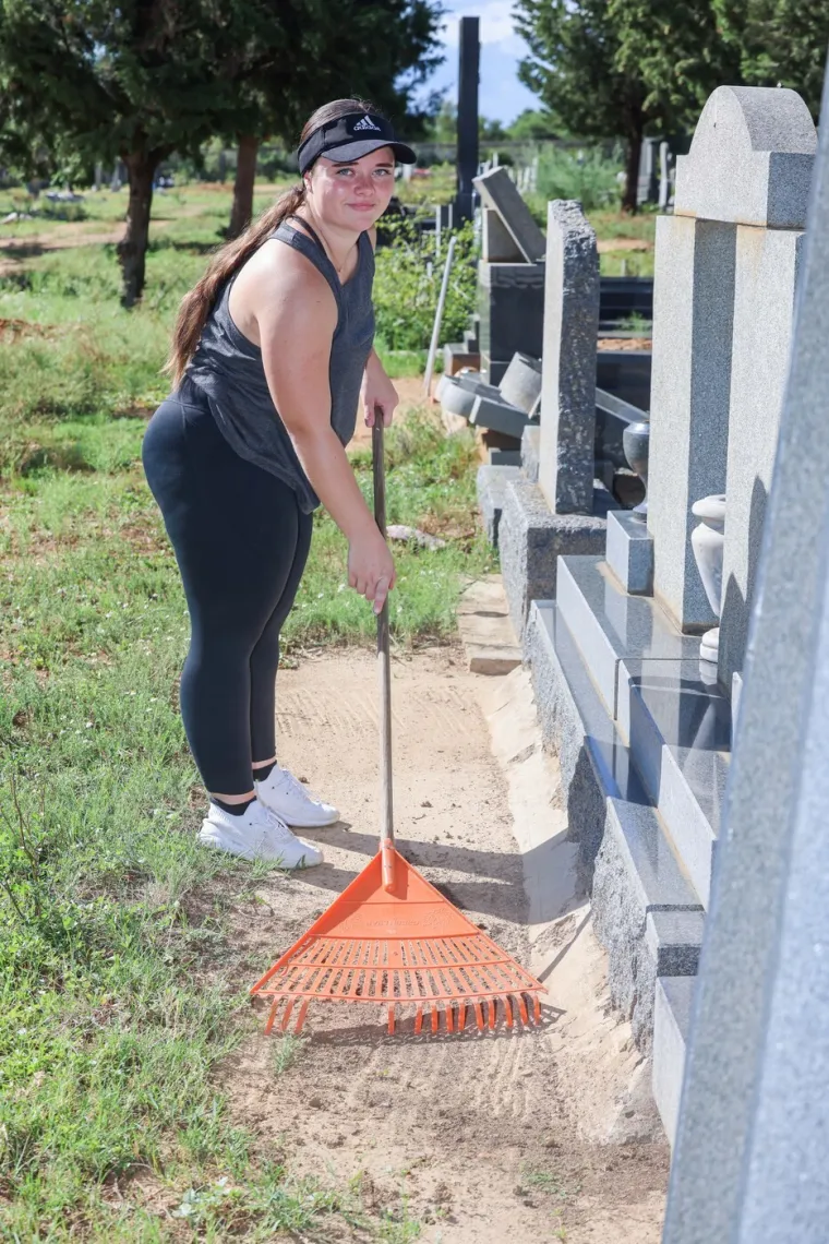 Kako bi skupila za faks, ponudila se da čisti grobove i u kratkom roku na&scaron;la čudesan broj klijenata