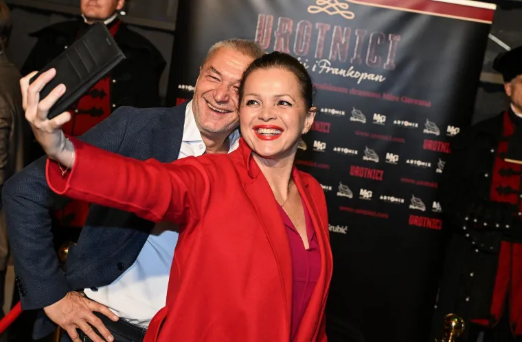 Sandra Bagarić i dalje plijeni pozornost ljepotom i karizmom, a na sceni se pojavila jo&scaron; 1997.