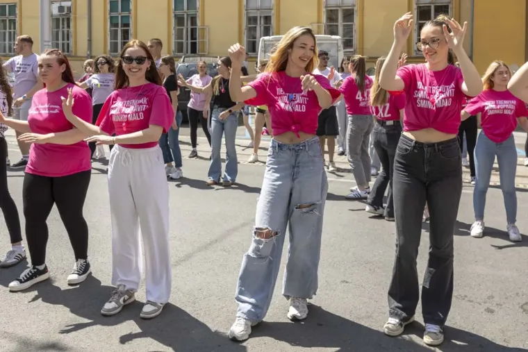 Kakva euforija na ulicama Osijeka: Pogledajte natpise na majicama ovih prekrasnih maturantica