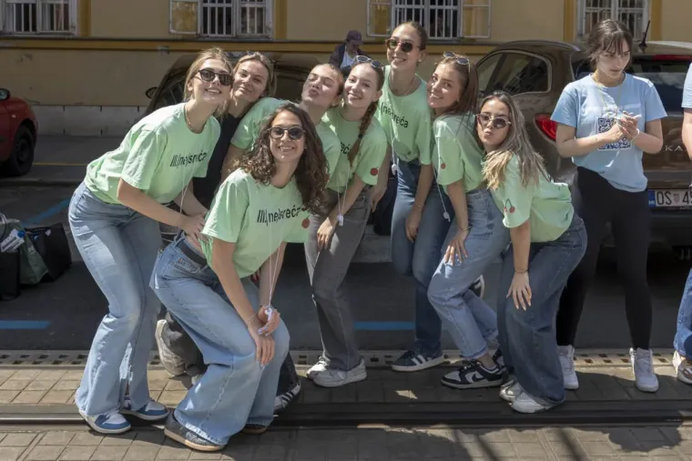 Kakva euforija na ulicama Osijeka: Pogledajte natpise na majicama ovih prekrasnih maturantica