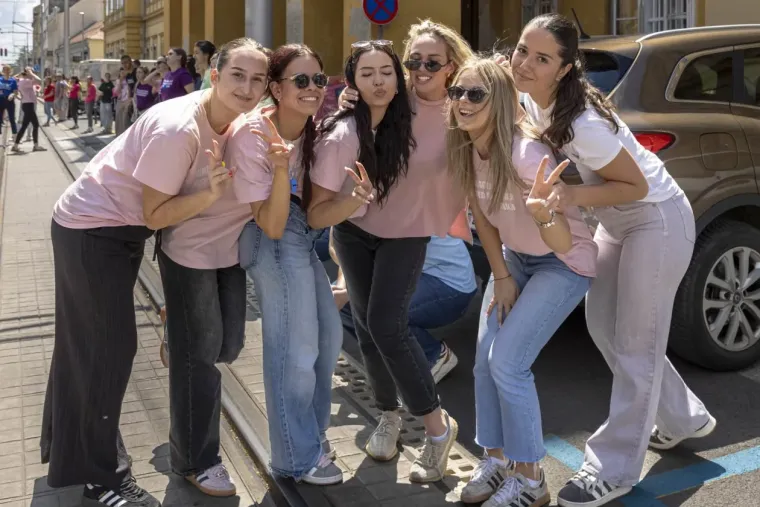 Kakva euforija na ulicama Osijeka: Pogledajte natpise na majicama ovih prekrasnih maturantica