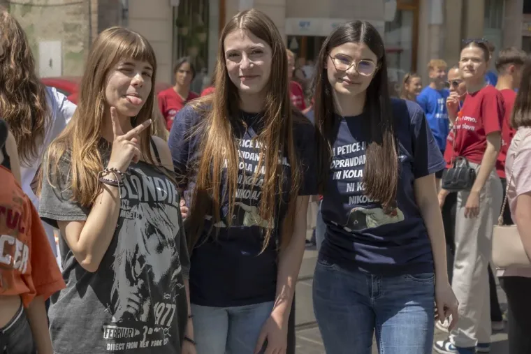 Kakva euforija na ulicama Osijeka: Pogledajte natpise na majicama ovih prekrasnih maturantica