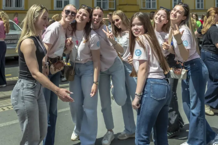 Kakva euforija na ulicama Osijeka: Pogledajte natpise na majicama ovih prekrasnih maturantica