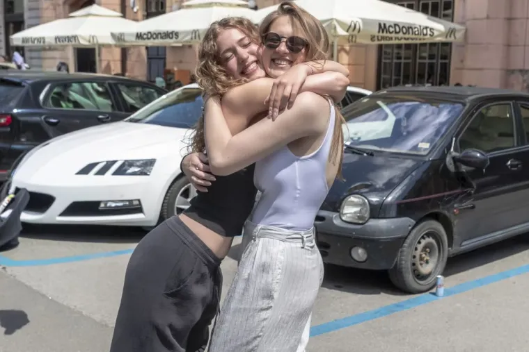 Kakva euforija na ulicama Osijeka: Pogledajte natpise na majicama ovih prekrasnih maturantica
