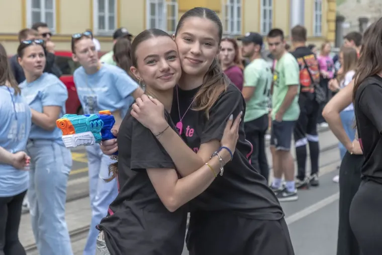 Kakva euforija na ulicama Osijeka: Pogledajte natpise na majicama ovih prekrasnih maturantica