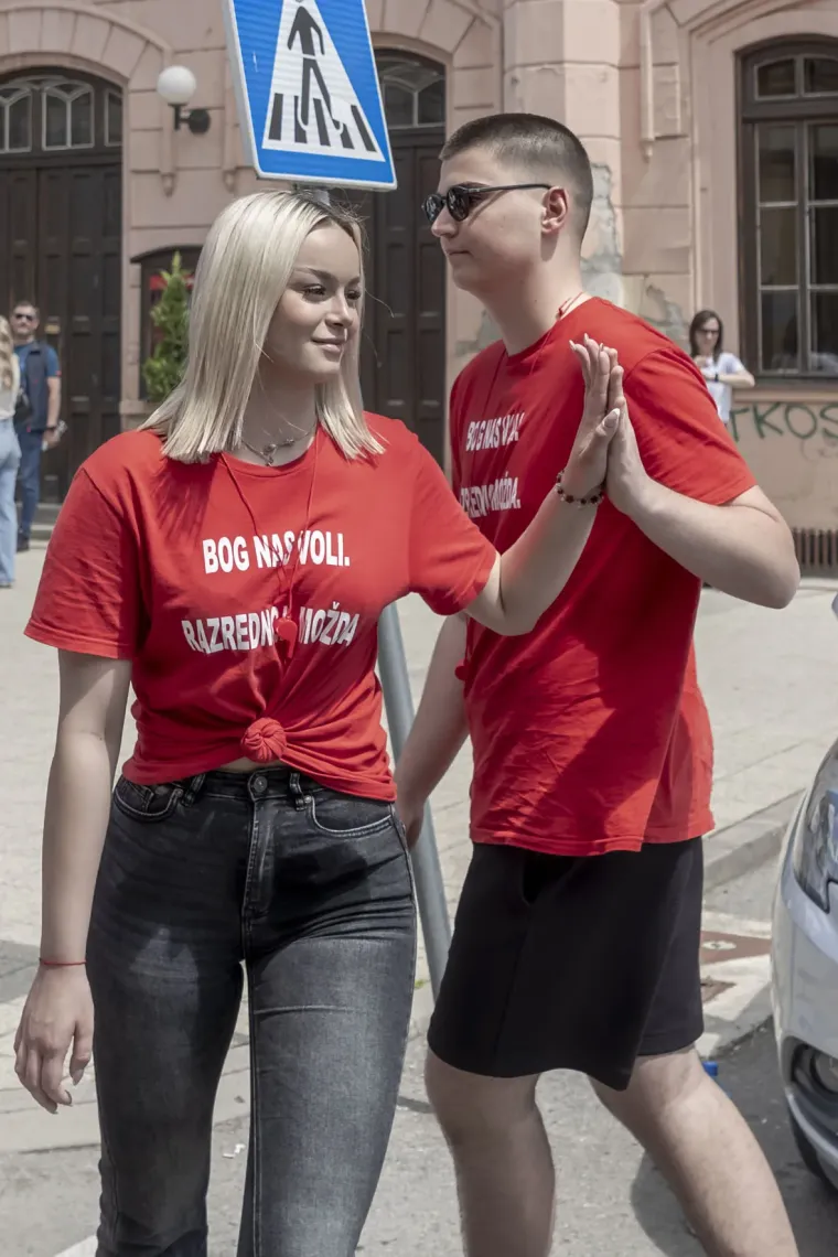 Kakva euforija na ulicama Osijeka: Pogledajte natpise na majicama ovih prekrasnih maturantica