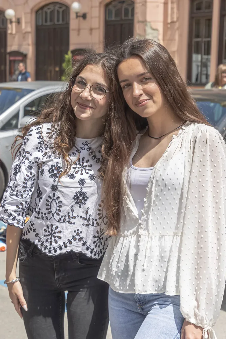 Kakva euforija na ulicama Osijeka: Pogledajte natpise na majicama ovih prekrasnih maturantica