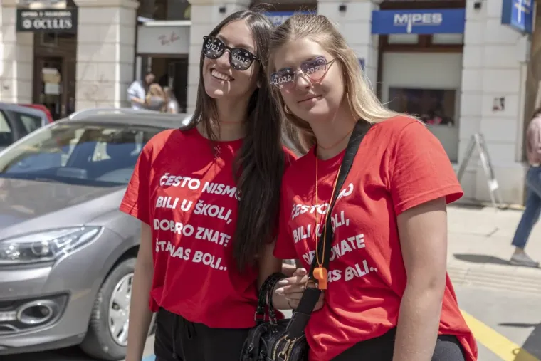 Kakva euforija na ulicama Osijeka: Pogledajte natpise na majicama ovih prekrasnih maturantica