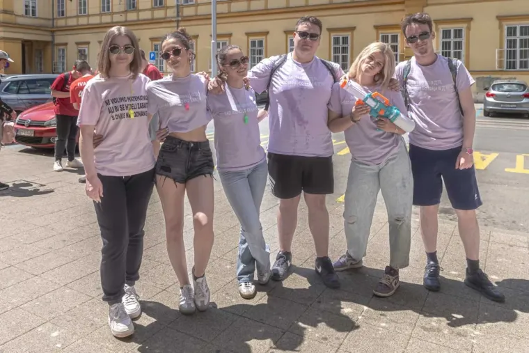 Kakva euforija na ulicama Osijeka: Pogledajte natpise na majicama ovih prekrasnih maturantica
