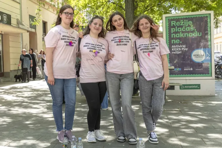 Kakva euforija na ulicama Osijeka: Pogledajte natpise na majicama ovih prekrasnih maturantica