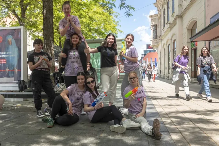 Kakva euforija na ulicama Osijeka: Pogledajte natpise na majicama ovih prekrasnih maturantica