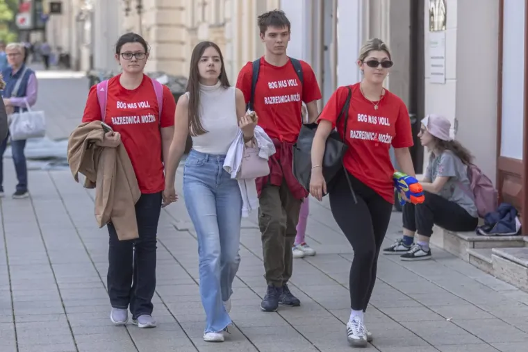 Kakva euforija na ulicama Osijeka: Pogledajte natpise na majicama ovih prekrasnih maturantica