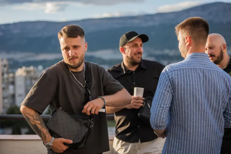 Gr&scaron;e okupio estradu u Splitu: Svu pažnju ukrala njegova samozatajna supruga Rafaela