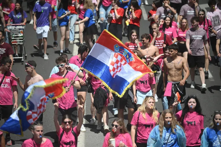 Ludnica diljem Hrvatske: Tisuće maturanata priredilo scene koje će pamtiti cijeli život