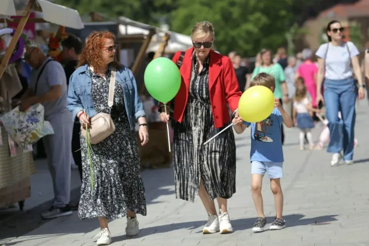 Ljeto nam se vratilo: Pogledajte Čakovčanke pro&scaron;etale u haljinicama, ali osmjesi obaraju!