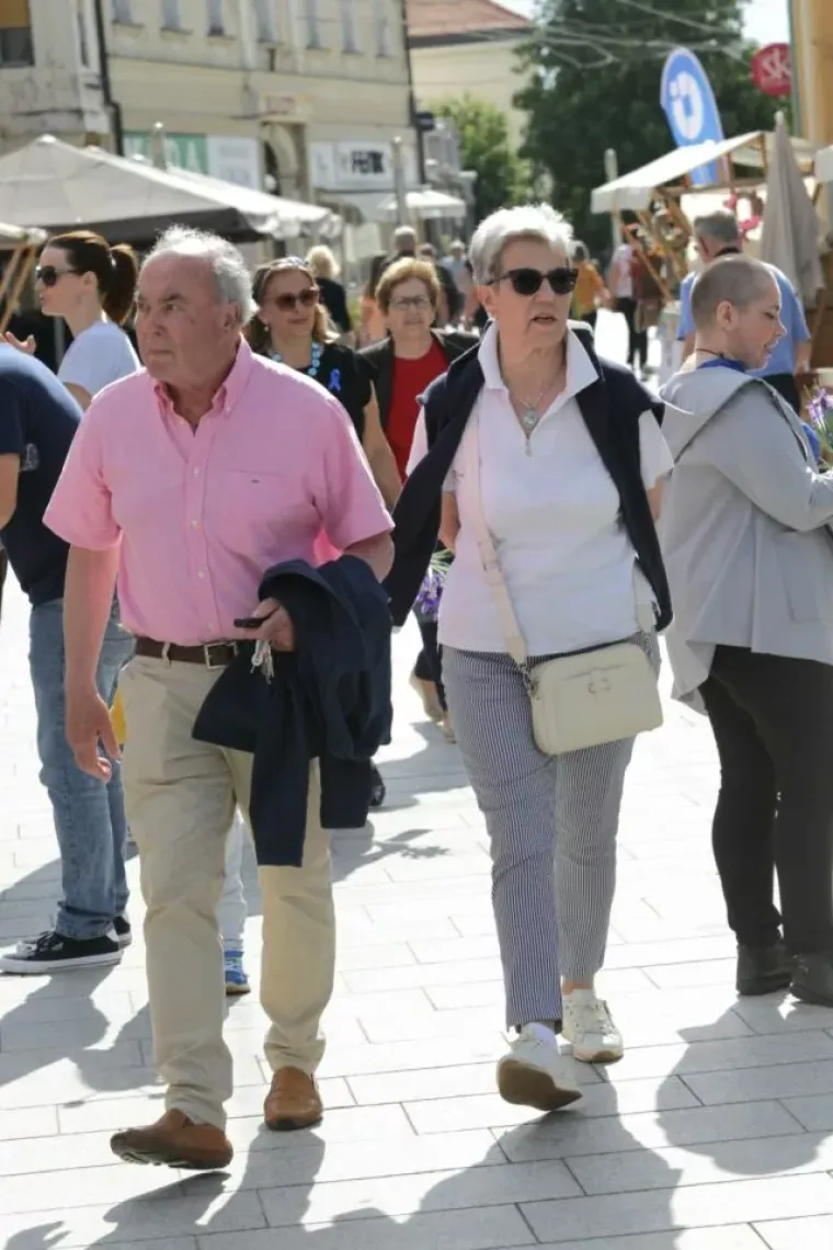 Ljeto nam se vratilo: Pogledajte Čakovčanke pro&scaron;etale u haljinicama, ali osmjesi obaraju!