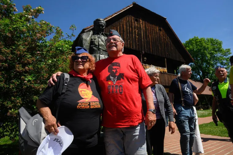 Slavi se Dan Mladosti u Kumrovcu, stigao Mesić, Keleminec bjesni: 'Banda komunistička!'