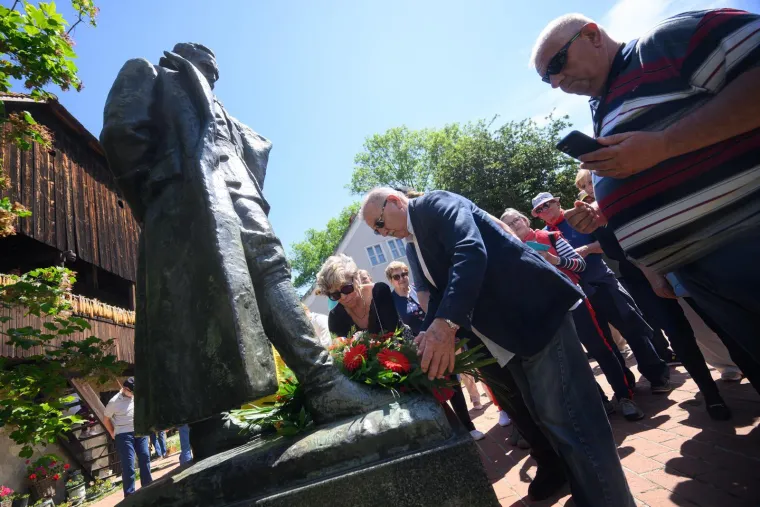 Slavi se Dan Mladosti u Kumrovcu, stigao Mesić, Keleminec bjesni: 'Banda komunistička!'