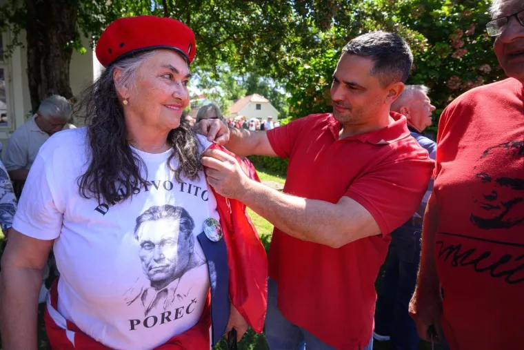 Slavi se Dan Mladosti u Kumrovcu, stigao Mesić, Keleminec bjesni: 'Banda komunistička!'