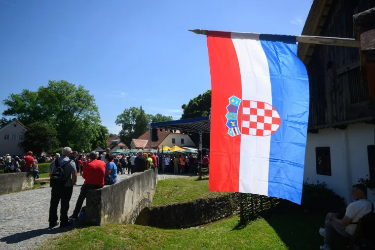 Slavi se Dan Mladosti u Kumrovcu, stigao Mesić, Keleminec bjesni: 'Banda komunistička!'