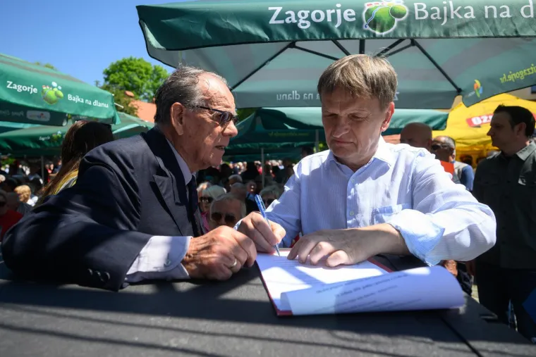 Slavi se Dan Mladosti u Kumrovcu, stigao Mesić, Keleminec bjesni: 'Banda komunistička!'