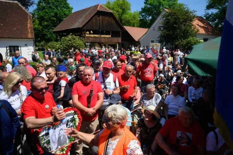 Slavi se Dan Mladosti u Kumrovcu, stigao Mesić, Keleminec bjesni: 'Banda komunistička!'