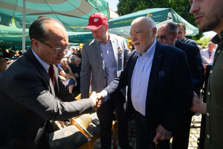 Slavi se Dan Mladosti u Kumrovcu, stigao Mesić, Keleminec bjesni: 'Banda komunistička!'