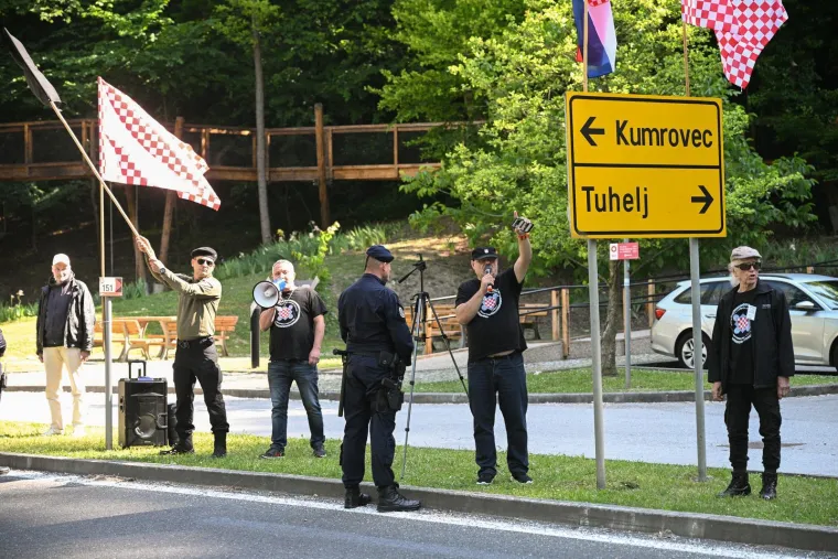 Slavi se Dan Mladosti u Kumrovcu, stigao Mesić, Keleminec bjesni: 'Banda komunistička!'