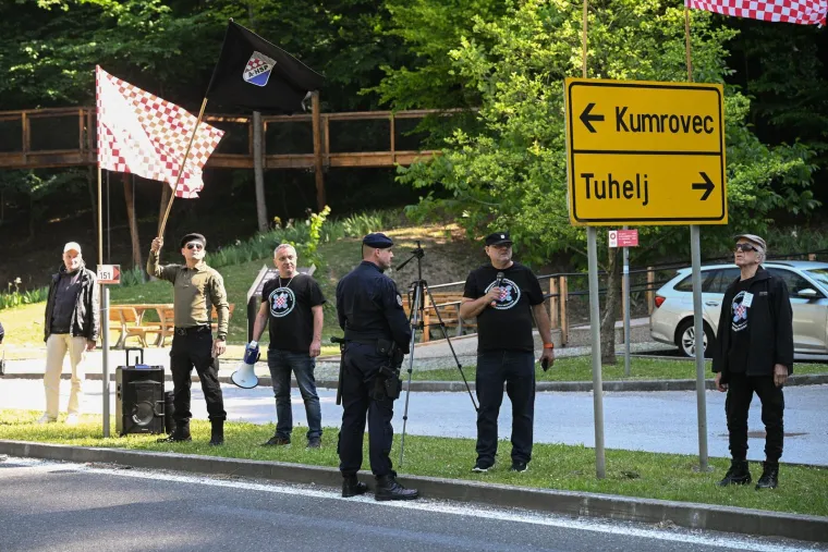 Slavi se Dan Mladosti u Kumrovcu, stigao Mesić, Keleminec bjesni: 'Banda komunistička!'