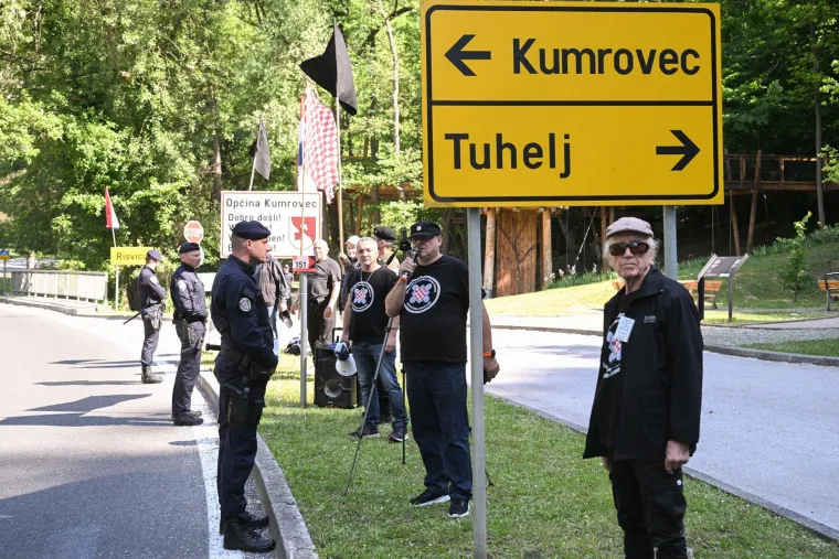 Slavi se Dan Mladosti u Kumrovcu, stigao Mesić, Keleminec bjesni: 'Banda komunistička!'