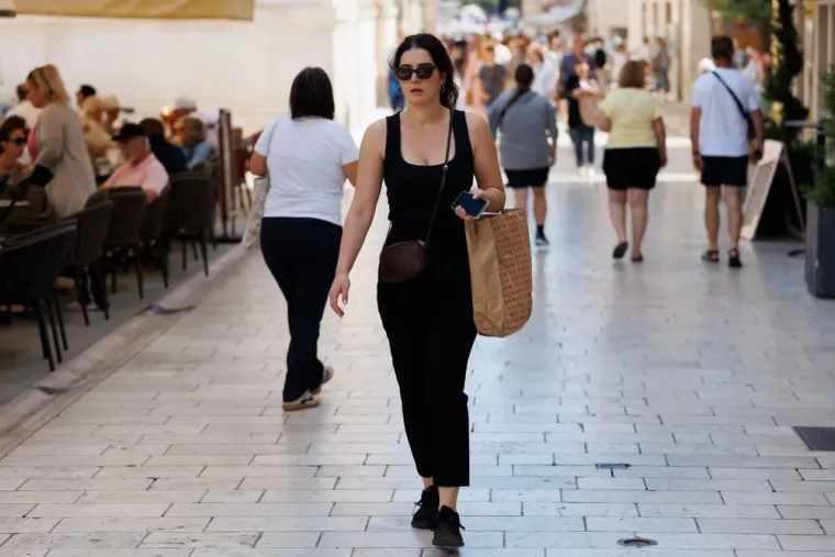 Uf, tako se to radi: Zgodne Zadranke u minjacima pokazale preplanule noge na užarenoj &scaron;pici