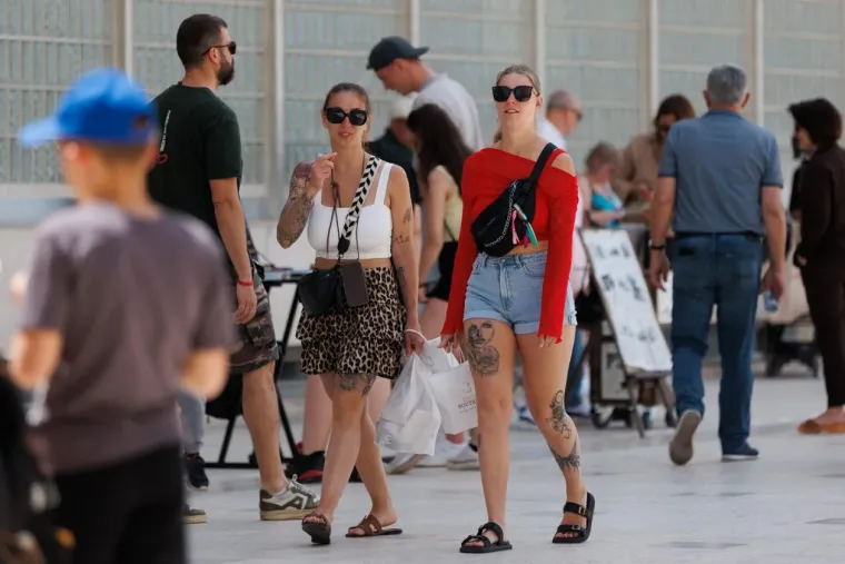 Uf, tako se to radi: Zgodne Zadranke u minjacima pokazale preplanule noge na užarenoj &scaron;pici