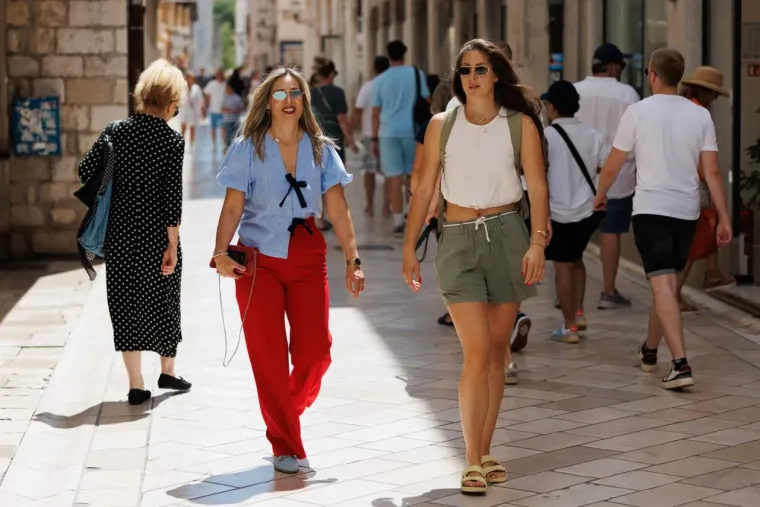 Uf, tako se to radi: Zgodne Zadranke u minjacima pokazale preplanule noge na užarenoj &scaron;pici