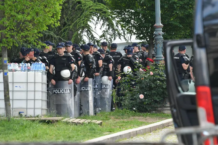 Veliki prosvjed trese Srbiju! Pogledajte dramatične scene iz Beograda, rijeke prosvjednika su ga blokirale